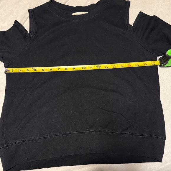 Abercrombie and Fitch black super soft black cold shoulder sweatshirt - Picture 4 of 8
